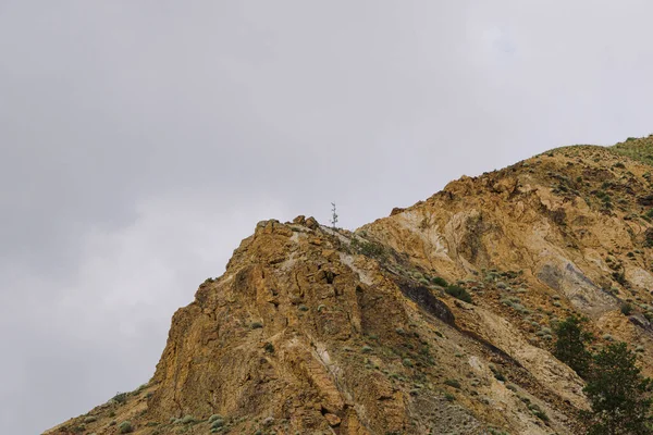 岩石悬崖与天空的对比 在山上旅行 用石墙爬山 — 图库照片