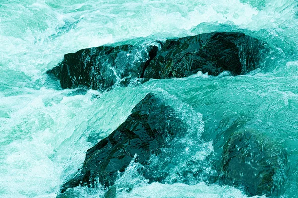 Steinküste Fluss Stürmische Brandung Schnelle Gebirgsströmung — Stockfoto