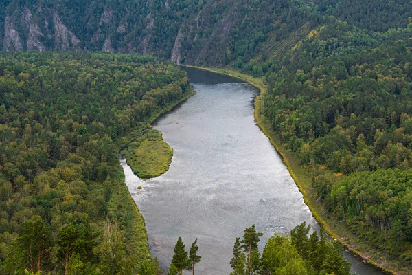 Breiter Fluss Zwischen Grünen Hügeln Mit Bäumen Sanfte Biegung Des — Stockfoto