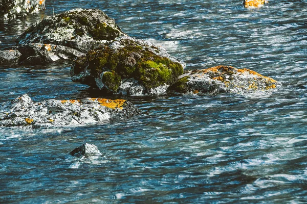 Скалистый Берег Моря Быстрая Река Горной Долине Океанский Серфинг Летний — стоковое фото