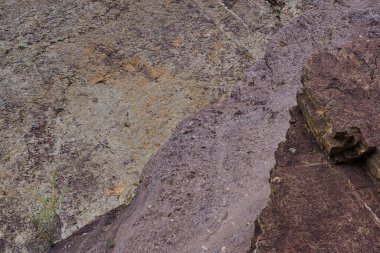 Kireç kırmızı kanyonda kum duvarı, susuzluktan kurumuş toprak.