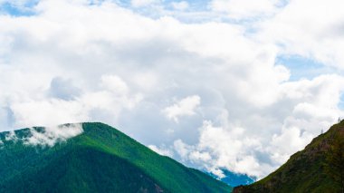 Kaya sırtı üzerinde kalın bulutlar, kötü hava ve dağlarda yağmur bekleniyor.