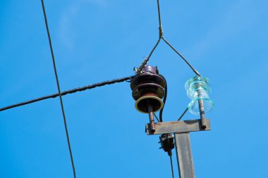 Elektrik iletimi, enerji endüstrisi ve enerji tasarrufu için kablolarla elektrik hattı desteği