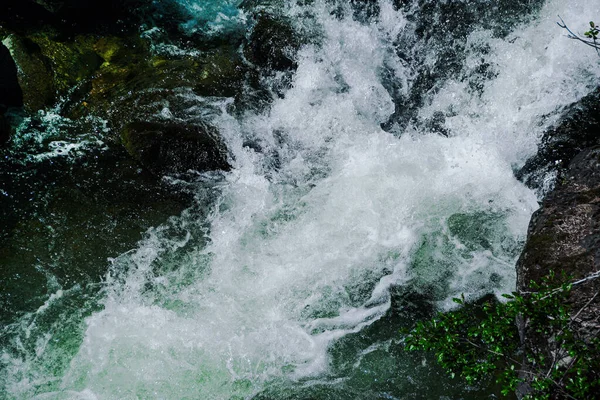 Ρέμα Πέτρινη Κοίτη Γρήγορο Ποτάμι Βουνό Ανάμεσα Βράχους Νερό Βράζει — Φωτογραφία Αρχείου