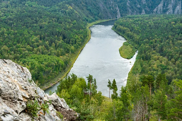 Rzeka Płynie Wśród Skał Lasów Drzewa Brzegu Zbiornika Wodnego Podróżują — Zdjęcie stockowe