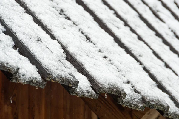 木头房子上的雪 屋顶上的雪 雪和融化的冰 — 图库照片