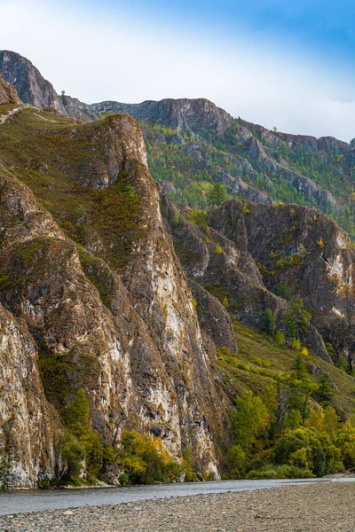 Скеляста Маса Вздовж Річки Гірська Скеля Осіннім Лісом — стокове фото