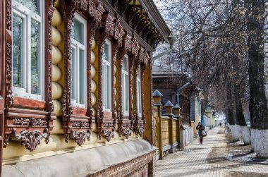 ahşap ev ile Windows Suzdal, Rusya, Mart 2015 Caddesi üzerinde oyma Ahşap europanel
