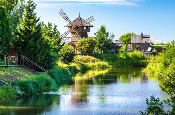 Yel değirmenleri, Heliopark hotel, Suzdal - Vladimir Bölgesi, Rusya eski Rus şehri. Rusya'nın altın yüzük. Temmuz 2016