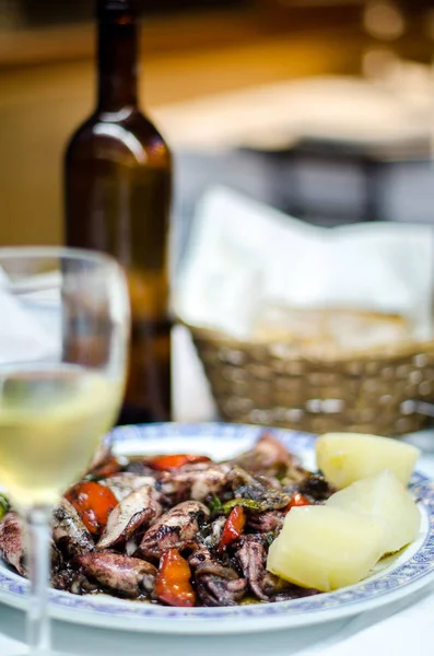Galiçyaca ahtapot bir tabak, bardak ve bir şişe şarap 2011 İspanya, La Coruna, patates ile