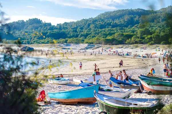 La gente se relaja en la playa de arena en la costa atlántica en el día soleado de verano España, Galicia , — Foto de Stock