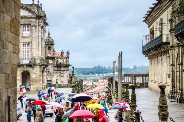 İnsanlar sokakta, eski şehir Santiago de Compostela, La Coruna, İspanya, 2011 şemsiye ile yağmurda yürümek