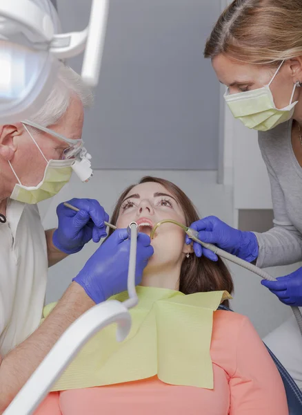 Zahnbehandlung beim Zahnarzt — Stockfoto