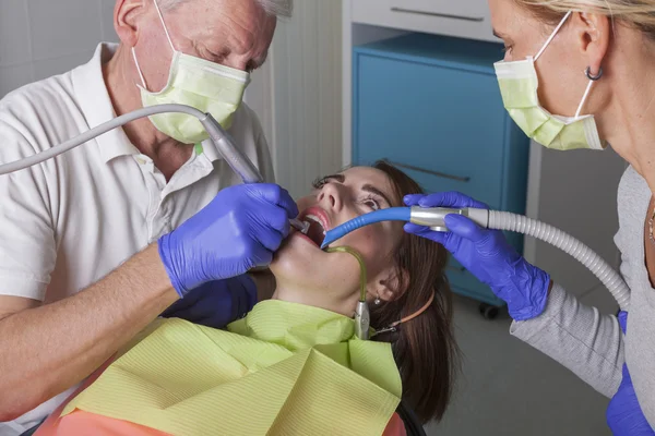 Behandlungssituation beim Zahnarzt — Stockfoto