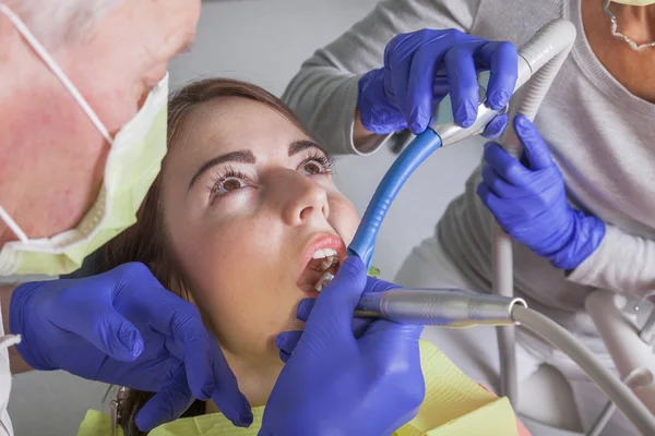 Zahnbehandlung mit Bohrer und Speichelsauger — Stockfoto