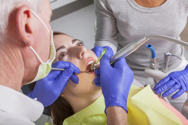 Tratamento de um paciente no dentista — Fotografia de Stock