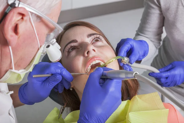 Ošetření zubního kořene na stomatologii — Stock fotografie