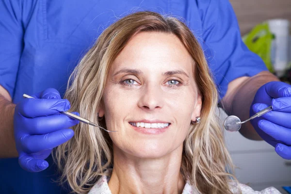 Feliz sorrindo mulher madura no dentista — Fotografia de Stock