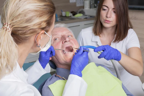 Homem idoso em tratamento dentário — Fotografia de Stock