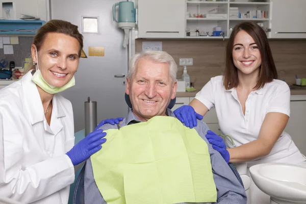 Uomo anziano al trattamento dentale — Foto Stock