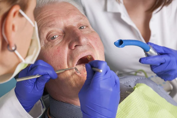 Homem idoso em tratamento dentário — Fotografia de Stock