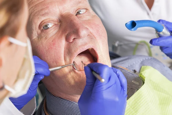 Homem idoso em tratamento dentário — Fotografia de Stock