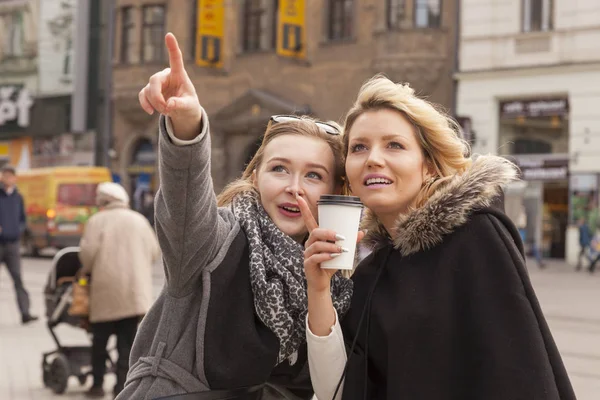 Two woman in the city — Stock Photo, Image