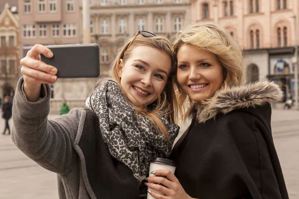 Girlfriends make a selfie downtown — Stock Photo, Image