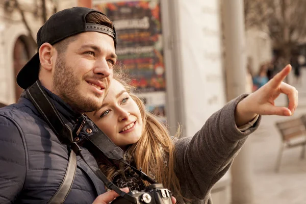 Wanita menjelaskan cara untuk turis — Stok Foto