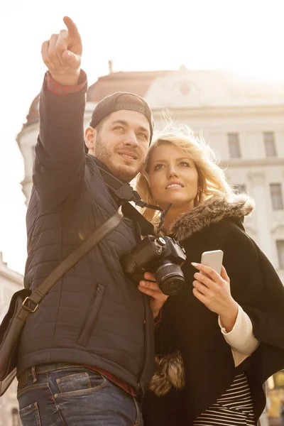 Egy idegen nagyvárosban turisták — Stock Fotó