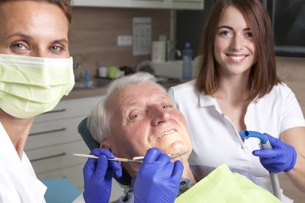 Pacient v zubních ošetření zubu bolí — Stock fotografie