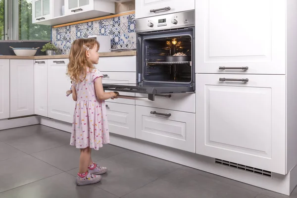 Toddler girl in the kitchen — Stock Photo, Image