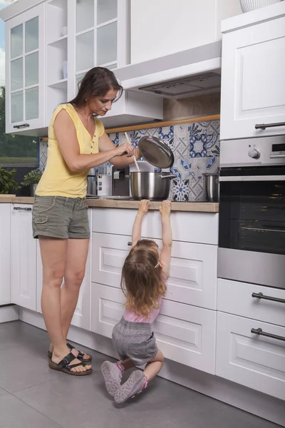 Moeder en kind in de keuken — Stockfoto