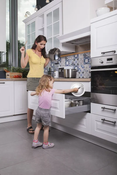 Moeder en kind in de keuken — Stockfoto