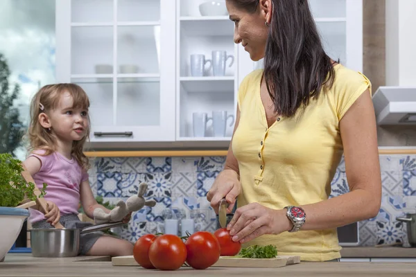 Moeder en kind in de keuken — Stockfoto