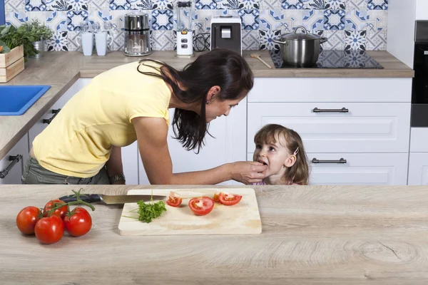 Moeder en kind in de keuken — Stockfoto