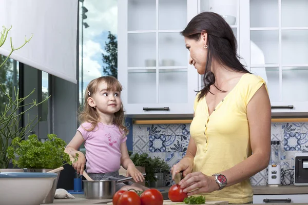 Máma a dítě v kuchyni — Stock fotografie