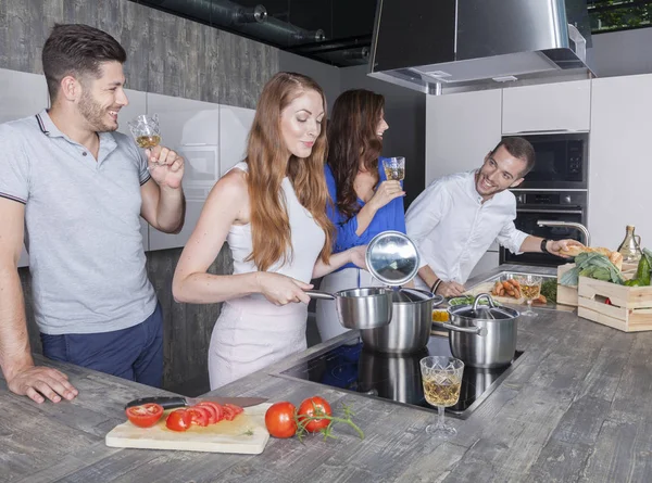 Vier vrienden met een kookfeestje in de keuken — Stockfoto