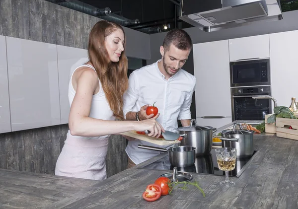 Pareja joven en cocina blanca moderna — Foto de Stock