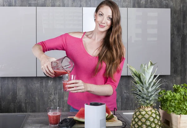 Vrouw in de keuken — Stockfoto