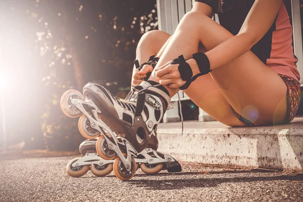 Lacing up inline skates — Stock Photo, Image