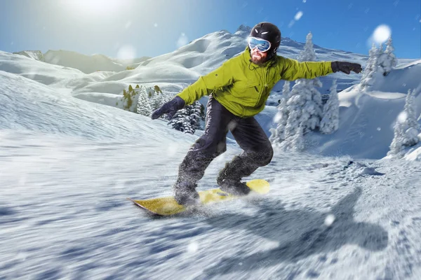 人驾驶下坡在滑雪板通过蓬松的粉雪在寒冷的风景与山和山 — 图库照片