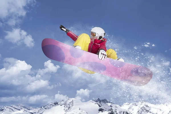 Snowboarder Casaco Vermelho Calças Amarelas Salta Seu Snowboard Através Frente — Fotografia de Stock