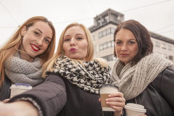 Tres Jóvenes Adultas Toman Una Selfie Centro Ciudad Mientras Toman — Foto de Stock