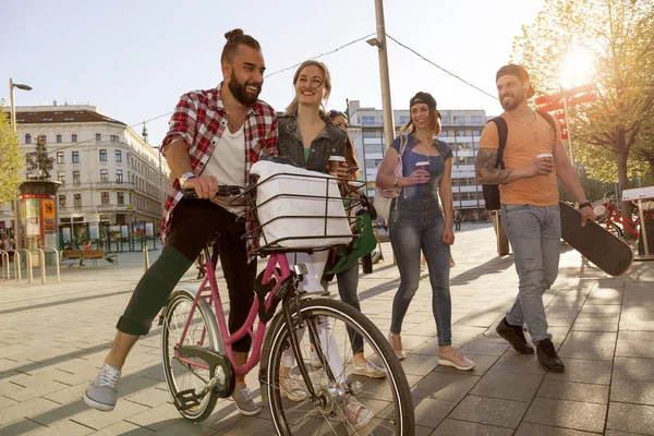 최고의 친구가 자전거 스케이트 보드와 커피와 도시에 오른쪽 플레어에서 — 스톡 사진