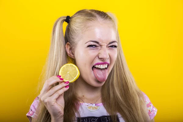 Cute Blonde Woman Makes Some Fun Sour Lemon Slices — Stock Photo, Image