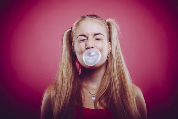 Retrato Una Mujer Rubia Ansiosa Haciendo Estallar Burbuja Goma Mascar —  Fotos de Stock