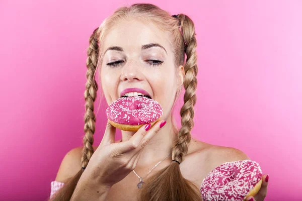 Blonde Beauty Biting Pink Iced Donut Doughnut Sugar Prinkles While Immagine Stock