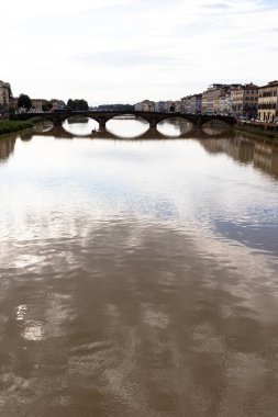 Arno üzerinde köprü