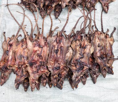 Piyasadaki kavrulmuş fareler